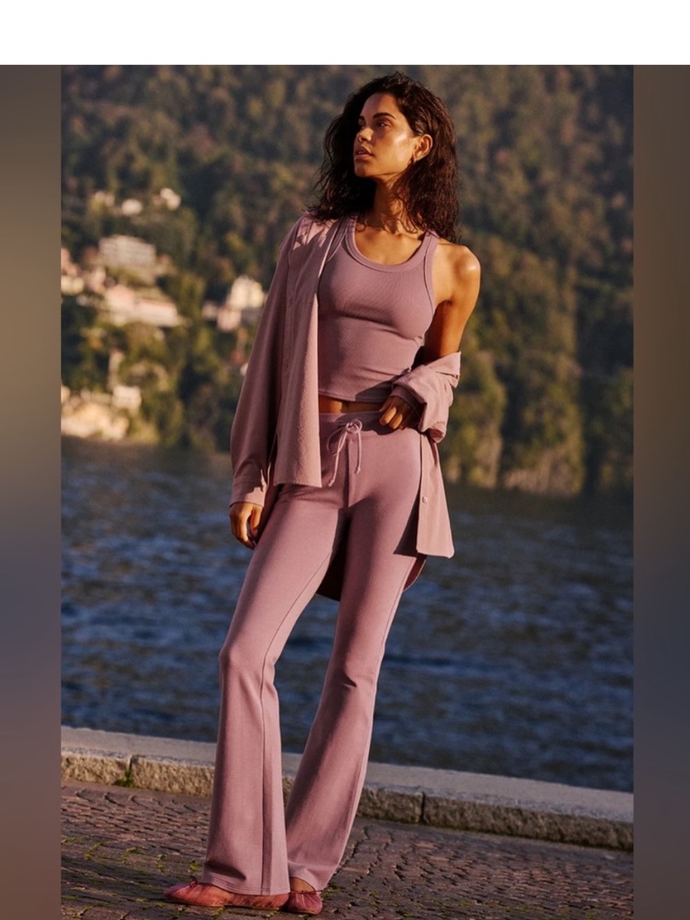 ALO YOGA Sway Bootcut Sweatpant in Smoky Quartz